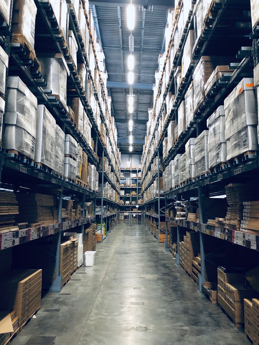 Producten inpakken in doos voor retourzending